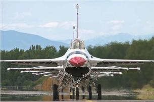 F-16 Falcon Thunderbirds prepare for takeoff